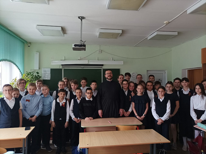 Диакон Евгений Дасов встретился с учащимися гимназии № 44