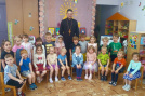 Протоиерей Николай Юдин поздравил с Пасхой воспитанников детского сада № 101