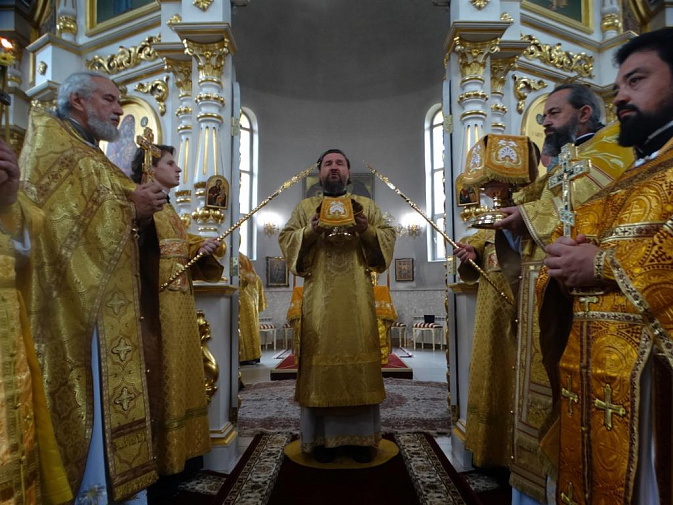 Настоятель Покровского храма сослужил митрополиту Григорию в день рождества свт. Николая
