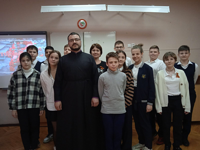 Диакон Евгений Дасов встретился с учащимися гимназии № 44 перед Днём Победы