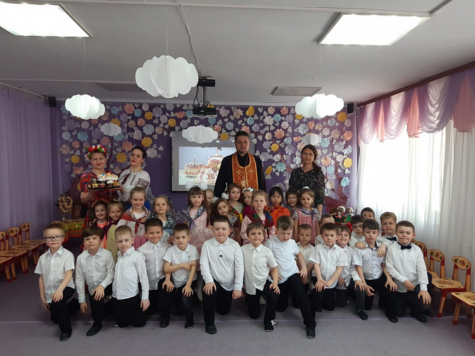 Протоиерей Николай Юдин поздравил юных казачат с праздником Пасхи