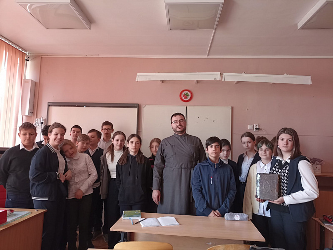 Диакон Евгений Дасов рассказал школьникам о православных книгах