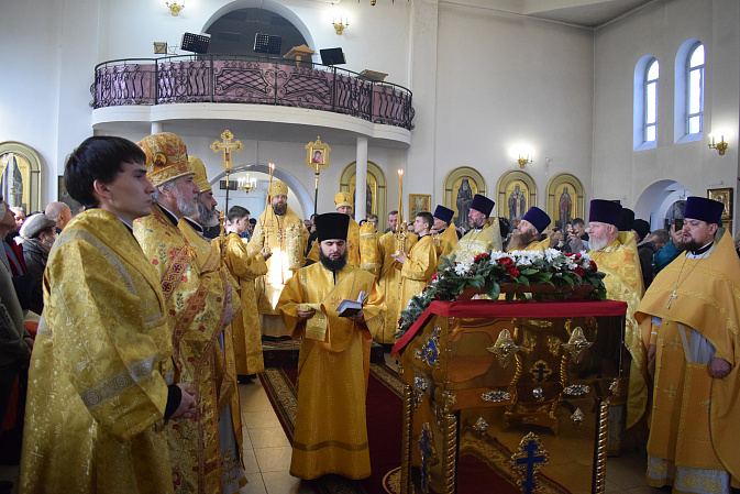 Настоятель Свято-Покровского храма сослужил митрополиту Григорию в день памяти свт. Николая