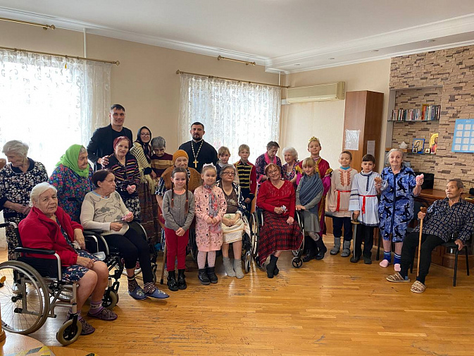 Воспитанники воскресной школы Покровского храма дали концерт в пансионате для пожилых людей
