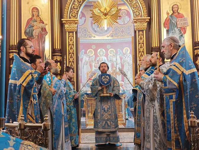 Настоятель Покровского храма сослужил митрополиту Григорию в праздник Сретения Господня