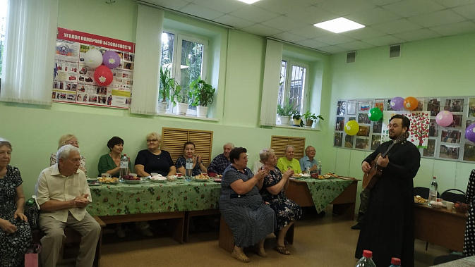 Иерей Владимир поздравил ветеранов "РМЗ" с Днём семьи