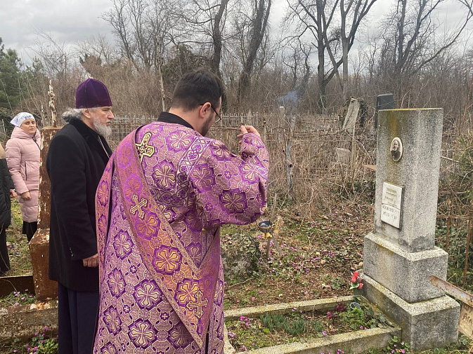 Настоятель Покровского храма протоиерей Геннадий Волков совершил панихиду на Всесвятском кладбище